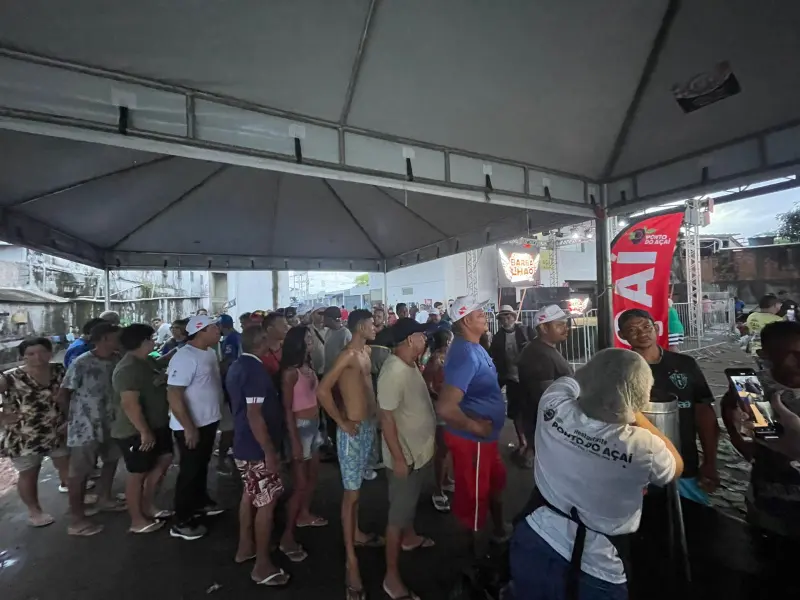 Desde os primeiros horários desta quinta-feira, uma fila se formou para degustar o açaí com peixe frito