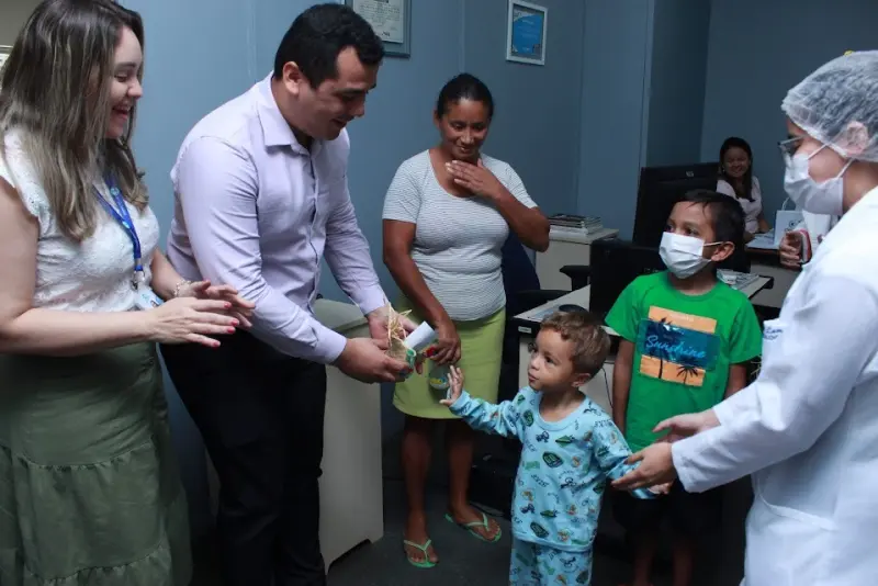 Dias antes do evento, as crianças entregaram os convites da festa aos servidores da instituição