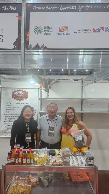 Francisco Sakaguchi, presidente da ACTA, ao lado da engenheira agrônoma, Márcia Tagore (de amarelo)destaca o apoio da Sedap