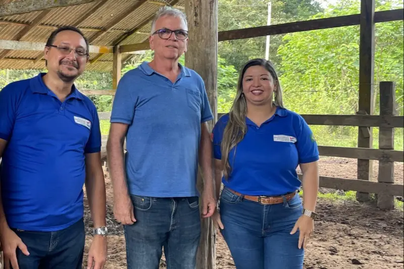 Os servidores da Sedap ao lado do criador, João Rocha, que preside a associação responsável pela organização do torneio leiteiro