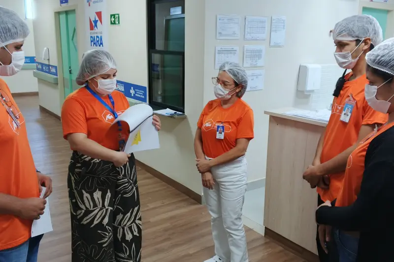 Enfermeira Yasmin Franco com sua equipe de meta 6