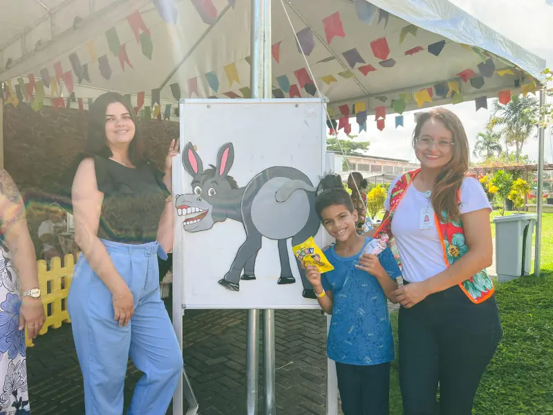 Após se divertir nas atividades do temáticas do Arraiá, Italo comemorou ao lado da mãe, Kelly, um dia repleto de descobertas, interação e alegria