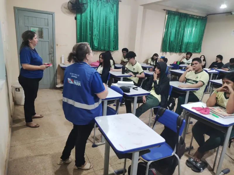 Equipe da Seju em Altamira alerta estudante sobre os riscos do cigarro eletrônico