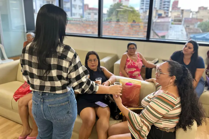 Distribuição de mingau para as pacientes