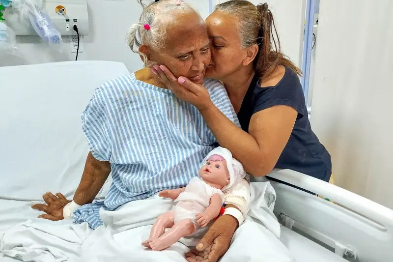 Dona Anelina ao lado da filha Aldenora no HRSP comemoram o sucesso no procedimento (3)