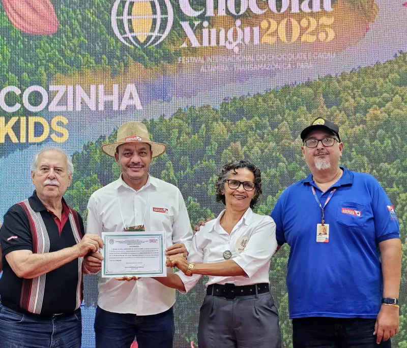 Irandi Frutuoso com o secretário Giovanni Queiroz, o gerente regional da Adepará , Rubens Moraes e o fiscal agropecuário Pedro Araújo 