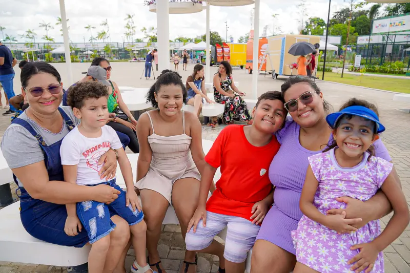 Antônio Victor(camisa vermelha) e sua família