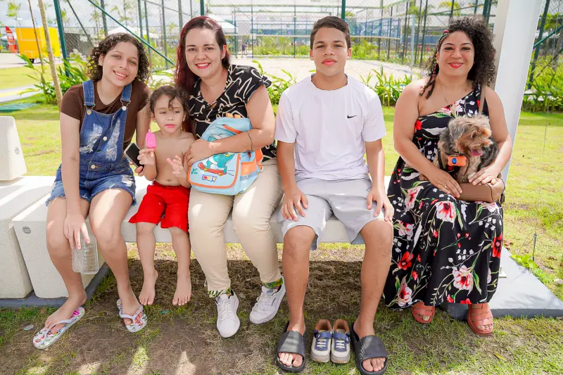 Breno Daciel e sua família <div class='credito_fotos'>Foto: Bruno Cecim / Ag.Pará &nbsp;&nbsp;|&nbsp;&nbsp; <a href='/midias/2025/originais/20250628123636-GF00024078-F00418400.jpg' download><i class='fa-solid fa-download'></i> Download</a></div>