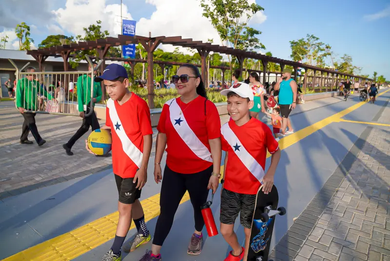 Clivia e a família <div class='credito_fotos'>Foto: Bruno Cecim / Ag.Pará &nbsp;&nbsp;|&nbsp;&nbsp; <a href='/midias/2025/originais/20250628193544-GF00024080-F00418453.jpg' download><i class='fa-solid fa-download'></i> Download</a></div>
