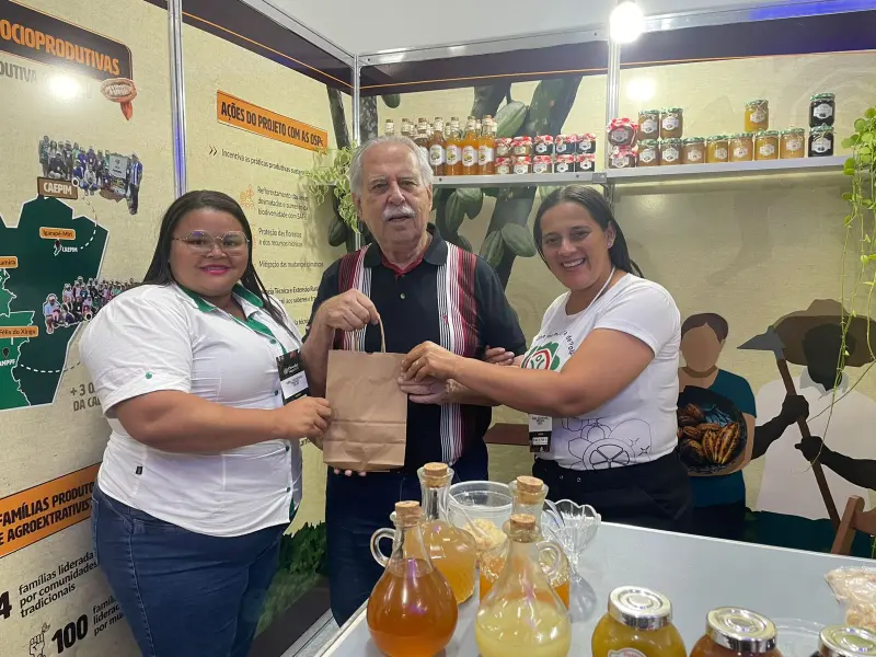O secretário Giovanni Queiroz prestigiou os estandes e enalteceu o trabalho das empreendedoras do agro