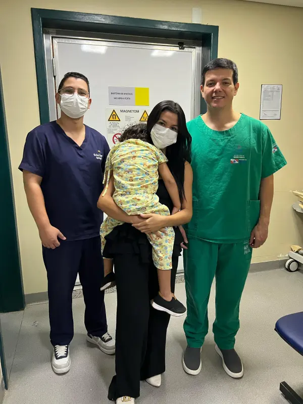 Eduarda Reis com o Filho Santiago submetido a exame de ressonancia com sedação