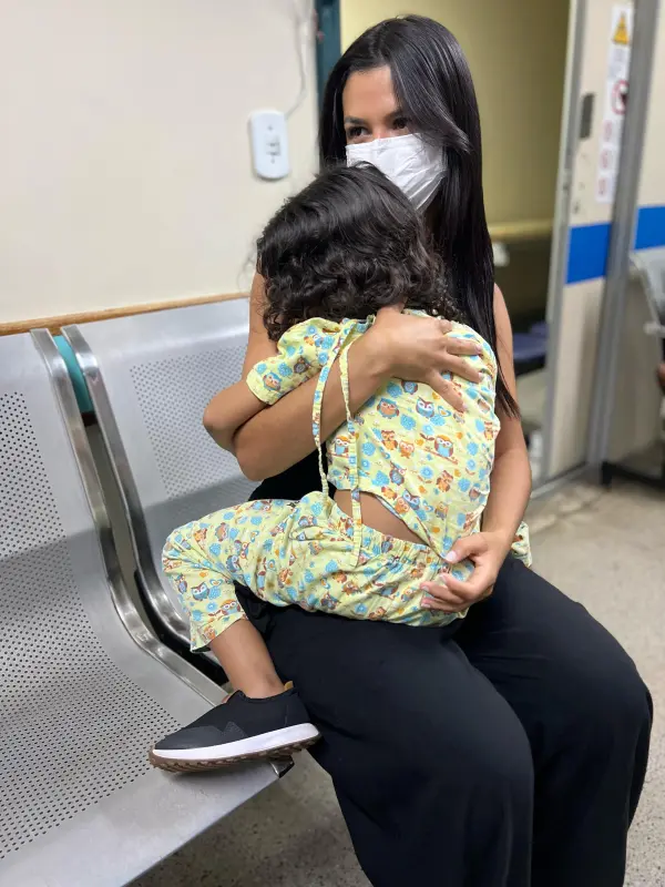 Eduarda Reis com o Filho Santiago submetido a exame de ressonancia com sedação