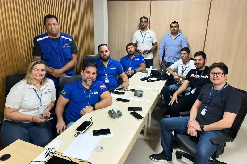 Controladores de transporte recebem capacitação na Artran para uso do novo sistema digital com smartphones e impressoras portáteis.