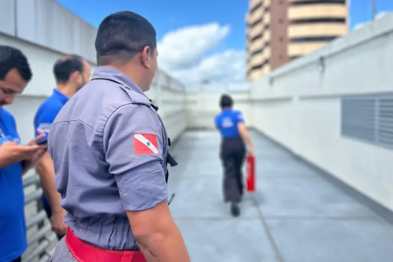 Prática do treinamento "Manuseio e Indicação de Uso de Extintores de Incêndio"