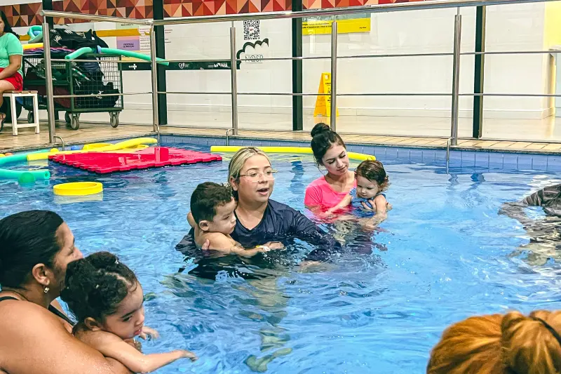 A fisioterapeuta Luiza Fonseca conduz atividades com flutuação assistida e brinquedos sensoriais, estimulando o desenvolvimento motor e social das crianças. 