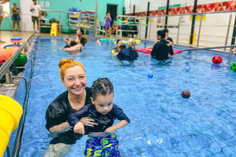 Com o filho nos braços, Viviane participa da hidroterapia no CIIR, aprendendo práticas que poderá replicar em casa para estimular o desenvolvimento de Ravi.