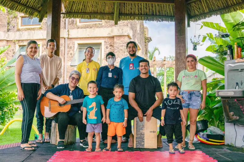 Famílias e equipe multiprofissional do CIIR participam de atividade lúdica do Grupo de Estimulação Precoce. 