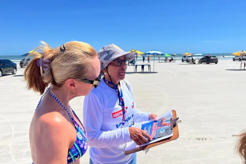 Na praia do Farol Velho,em Salinas, os banhistas foram orientados pela Adepará