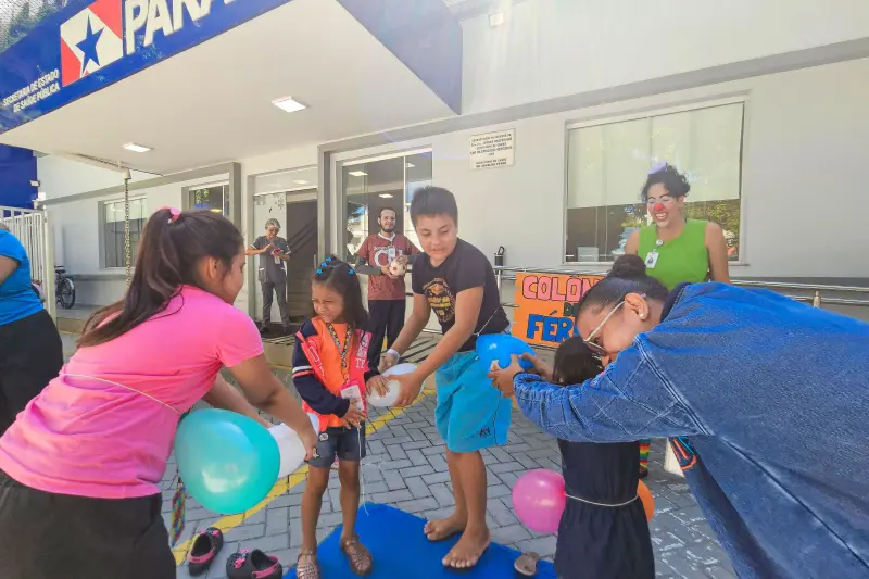 Dinâmica com balões estimulou a interação, o movimento e muitas risadas entre as crianças.