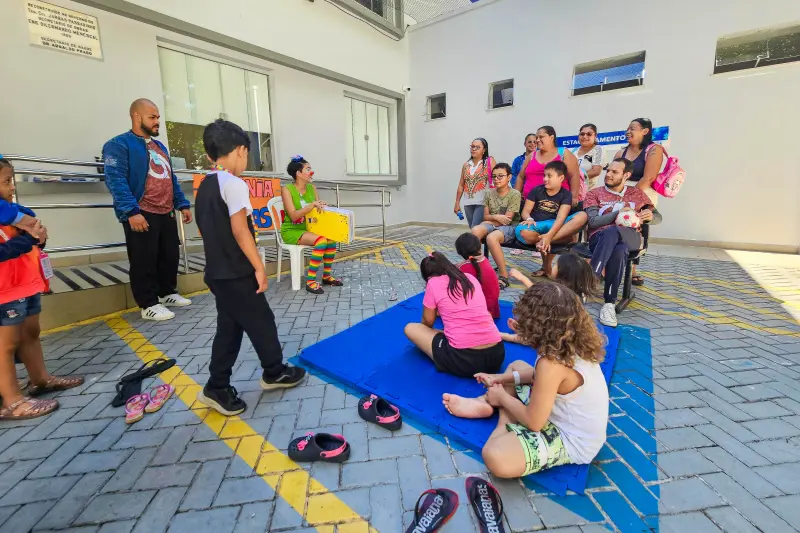 A manhã foi marcada pela apresentação da história “Tempo de Brincar”, que encantou os pequenos com uma narrativa leve, cheia de imaginação e afeto.