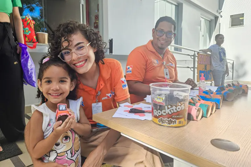 Ao final da atividade, participante recebeu com orgulho o carrinho que ela mesma produziu