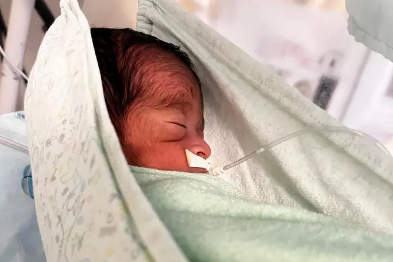 Hammock é uma técnica que simula o ambiente intrauterino, proporcionando ao bebê uma posição mais flexionada, aconchegante