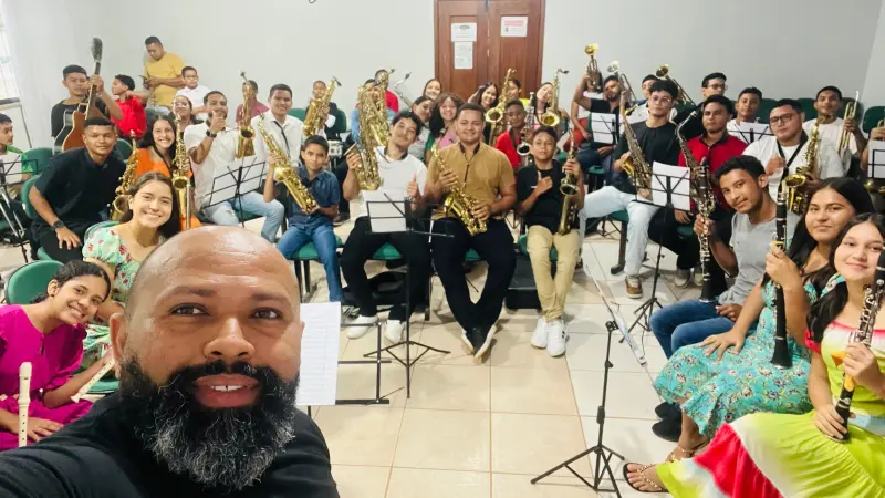 O professor Denison Pastana ministrou o workshop de prática de bandas em Acará para 60 jovens músicos