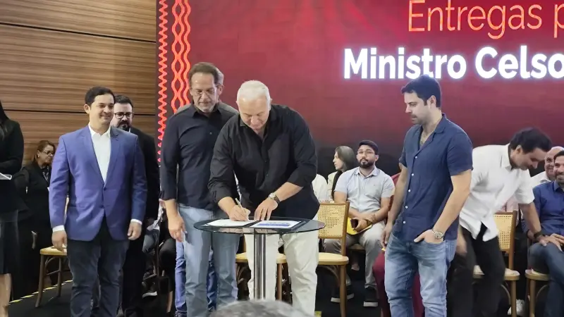 Secretário de Turismo do Pará, Eduardo Costa, assina o contrato