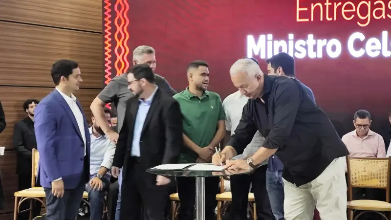 Secretário de Turismo do Pará, Eduardo Costa, assina o contrato para sinalização turística de Belém