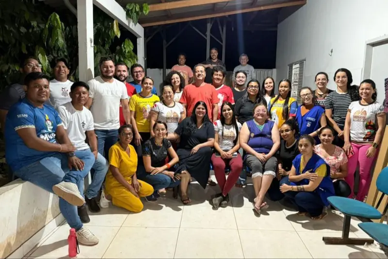 Equipes de profissionais que estão atendendo a população indígena nas aldeias