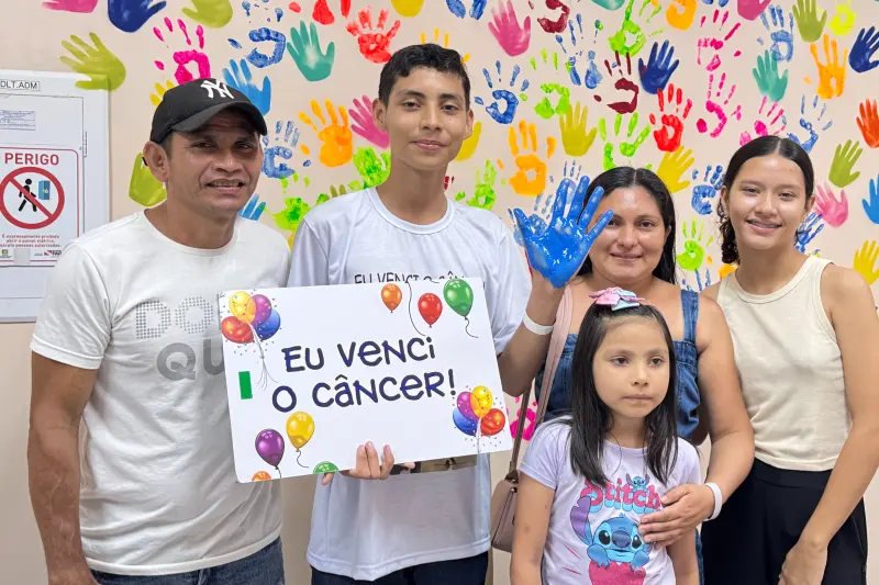 Ao lado da família, Samuel celebra a cura da leucemia linfóide aguda.
