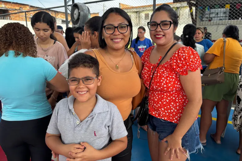 A moradora Gisele Carneiro (centro) compareceu para buscar os óculos do seu filho.