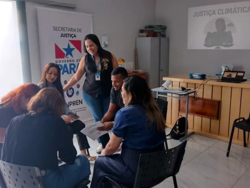 Márcia Marques (em pé) destaca a importância de se considerar a vulnerabilidade social diante das mudanças climáticas