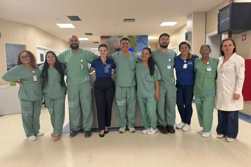 Enfermeira Bianca Souza com equipe multiprofissional da UTI Adulto