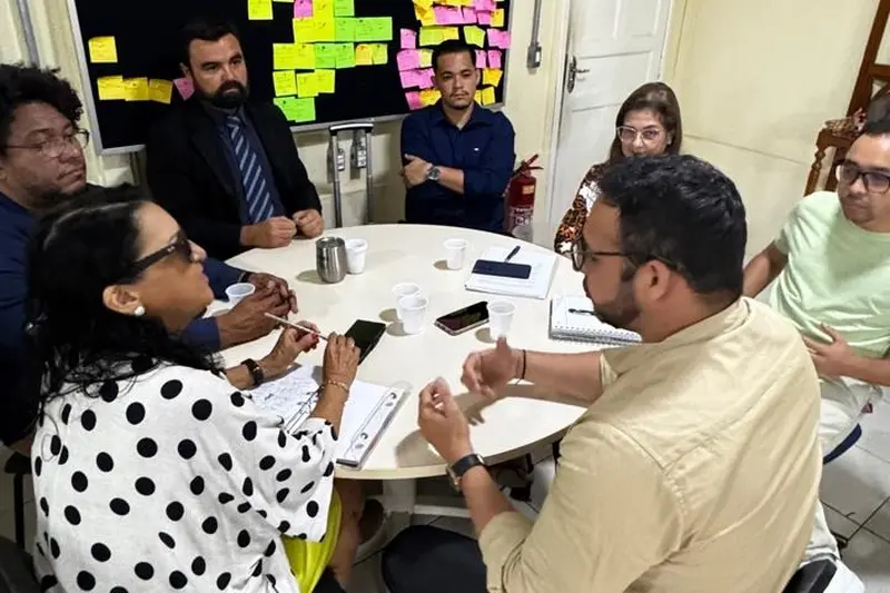 Cléber Gomes da Setur fala aos participantes do encontro