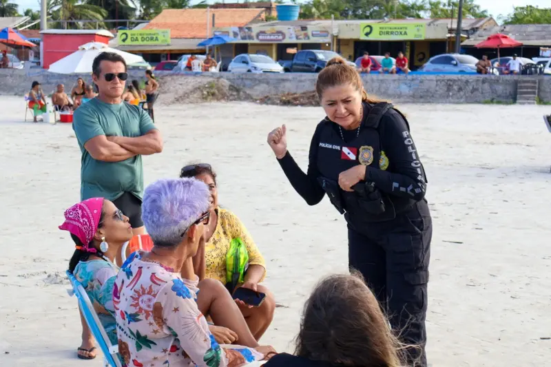 Equipes orientando a população sobre os canais de denúncia