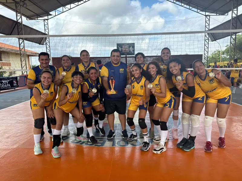 Atleta Kilvia Ribeiro com o time de Santarém campeão do voleibol feminino