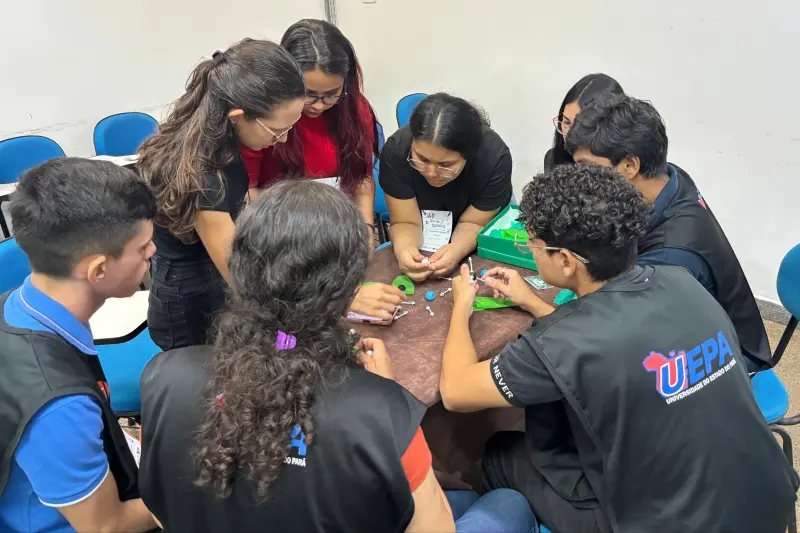 Alunos participam de desafios envolvendo o conteúdo de Química Orgânica, durante programação do Dia do Químico, ocorrida no Centro de Ciências e Planetário do Pará.