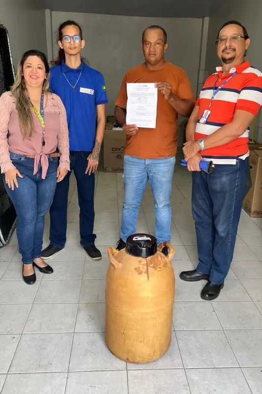 A equipe da Copan da Sedap repassa o material genético bovino para o representante de São Félix do Xingu 