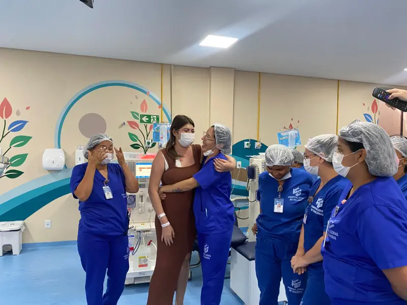 Débora abraça, um a um, os profissionais que fizeram parte da sua jornada no tratamento dialítico