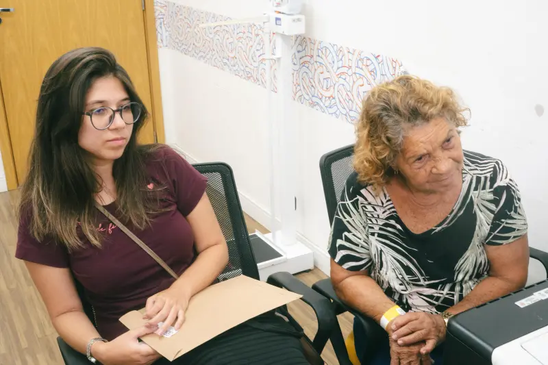 Dona Helena e sua neta Maira atentas às orientações da médica para cuidar da saúde e da hidratação na terceira idade. 