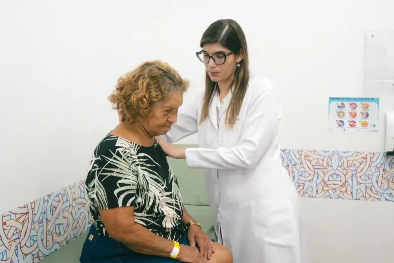 Exame reforça a importância do acompanhamento médico para a saúde dos idosos. Reumatologista Margarida Boulhosa