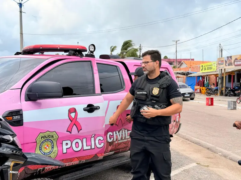 Equipe da Deam com a viatura 