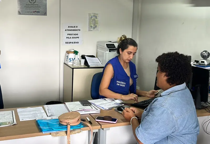 Servidora do SVO em atendimento ao público