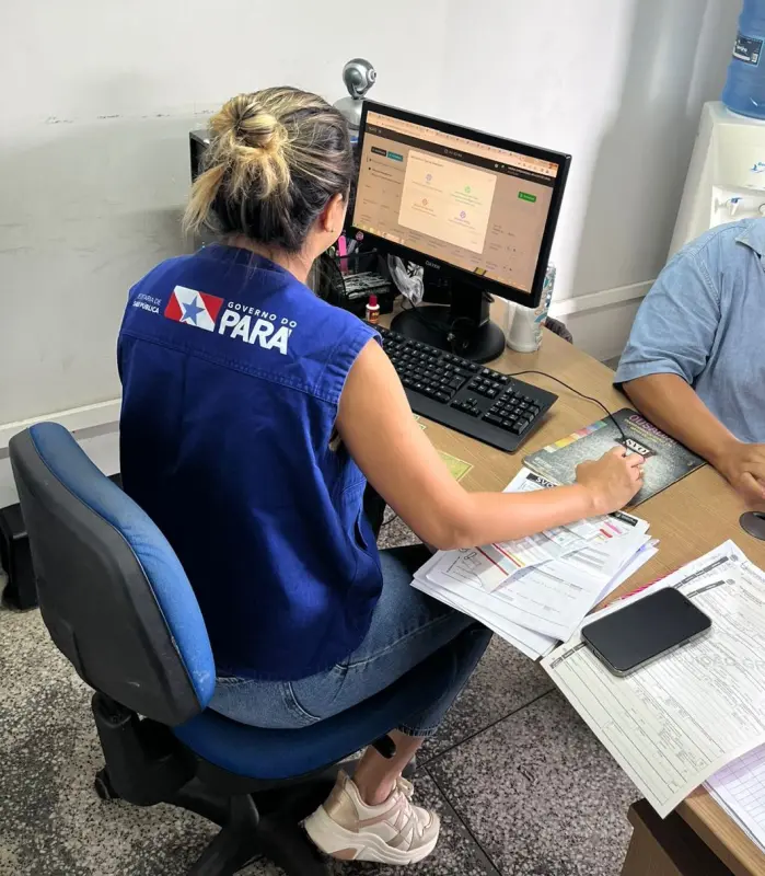 Servidora do SVO em atendimento ao público