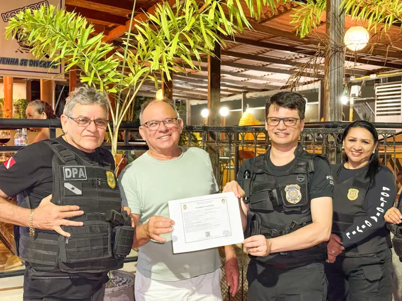 Entrega do alvará ao proprietário de um estabelecimento