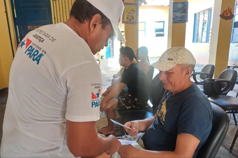Passageiro do terminal rodoviário de Mosqueiro recebe material informativo da Seju