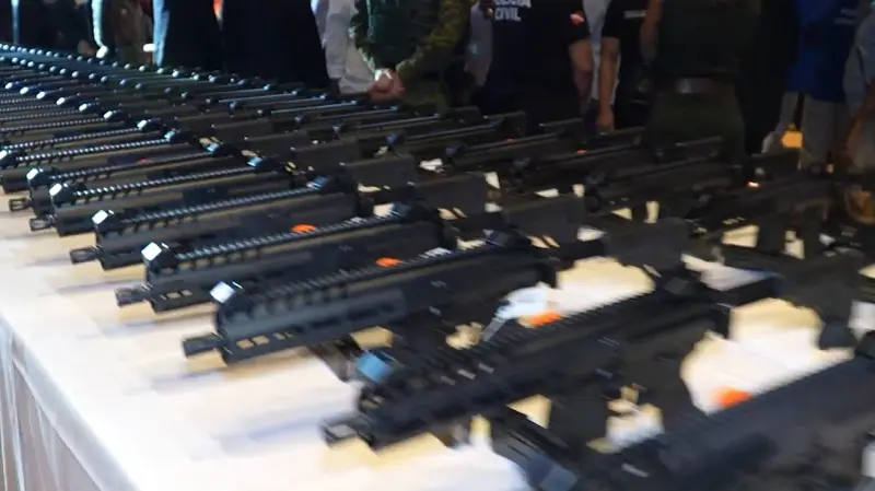 Governo entrega 400 submetralhadoras à PCPA