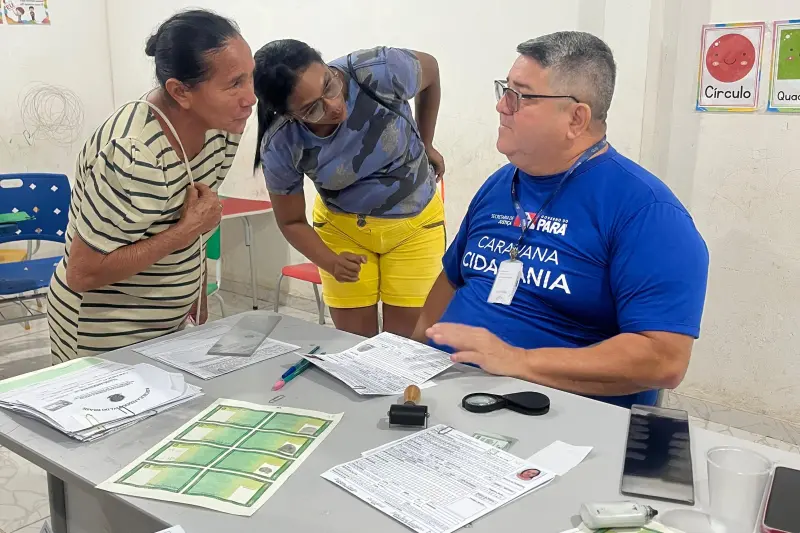 Servidor da Seju orienta sobre o RG durante atendimento em São Sebastião da Boa Vista