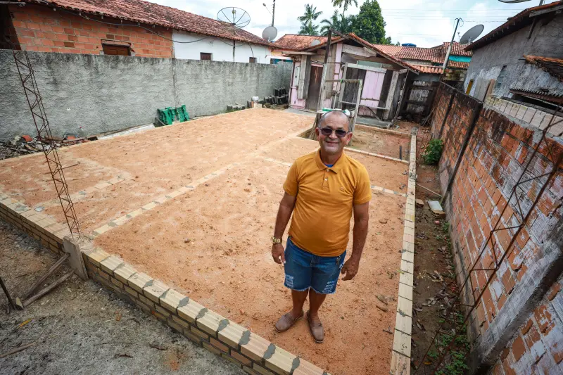 Ruidinaldo da Silva Ribeiro, no terreno onde vai ser construída sua casa <div class='credito_fotos'>Foto: Marcelo Lelis / Ag. Pará &nbsp;&nbsp;|&nbsp;&nbsp; <a href='/midias/2025/originais/20250808104458-GF00024409-F00428598.jpg' download><i class='fa-solid fa-download'></i> Download</a></div>